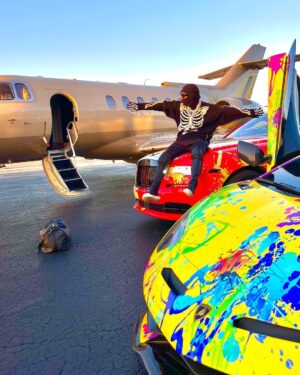 6ix9ine Instagram - On my way to New York. I got a million dollars on me and on my mother I’m by myself here’s what the jet lady texted me I copy and pasted it Arriving:6:45PM
Airport: signature flight 
1 Airport Rd, Morristown, NJ 07960
Well I’m with the kid who recorded this video but he’s like 5’4 140 solid I swear.