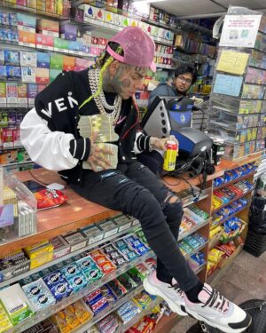 6ix9ine Instagram - New York Really Soft. This is home but me walking around with 1,000,000 cash is crazy