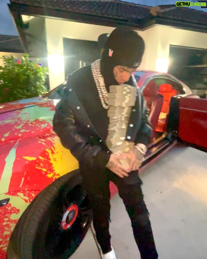 6ix9ine - 2.3 Million Likes - My mom is jokes 😭 but yo you guys have a merry Christmas make sure ya get ya girl some shit these bitches doing bad out here 😭😭😭😅💔 can someone buy me some crocs?