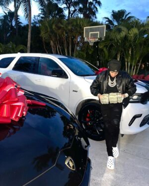 6ix9ine Instagram - My mom is jokes 😭 but yo you guys have a merry Christmas make sure ya get ya girl some shit these bitches doing bad out here 😭😭😭😅💔 can someone buy me some crocs?