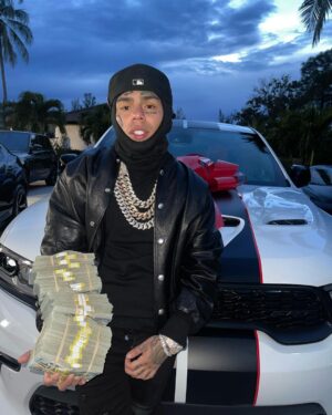 6ix9ine Instagram - My mom is jokes 😭 but yo you guys have a merry Christmas make sure ya get ya girl some shit these bitches doing bad out here 😭😭😭😅💔 can someone buy me some crocs?