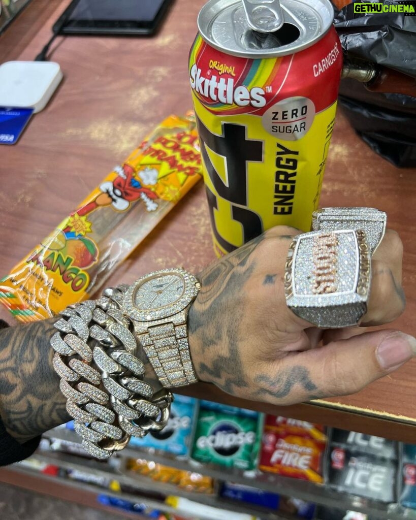 6ix9ine Instagram - New York Really Soft. This is home but me walking around with 1,000,000 cash is crazy New York, New York