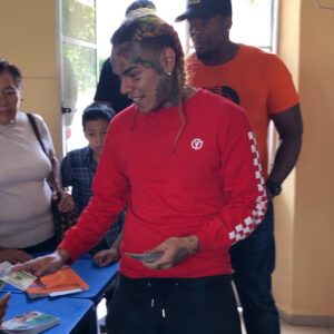 6ix9ine Instagram - I went to my mom school where she attended 45 years ago AND IT FELT AMAZING GIVING HOPE TO THESE KIDS. Even if they didn’t really care for what I said it felt so gooooooood seeing them happy and knowing that there’s always a way out and a way through! TE AMOOOOOO MEXICOOOOO 🇲🇽🇲🇽🇲🇽❗️❗️❗️