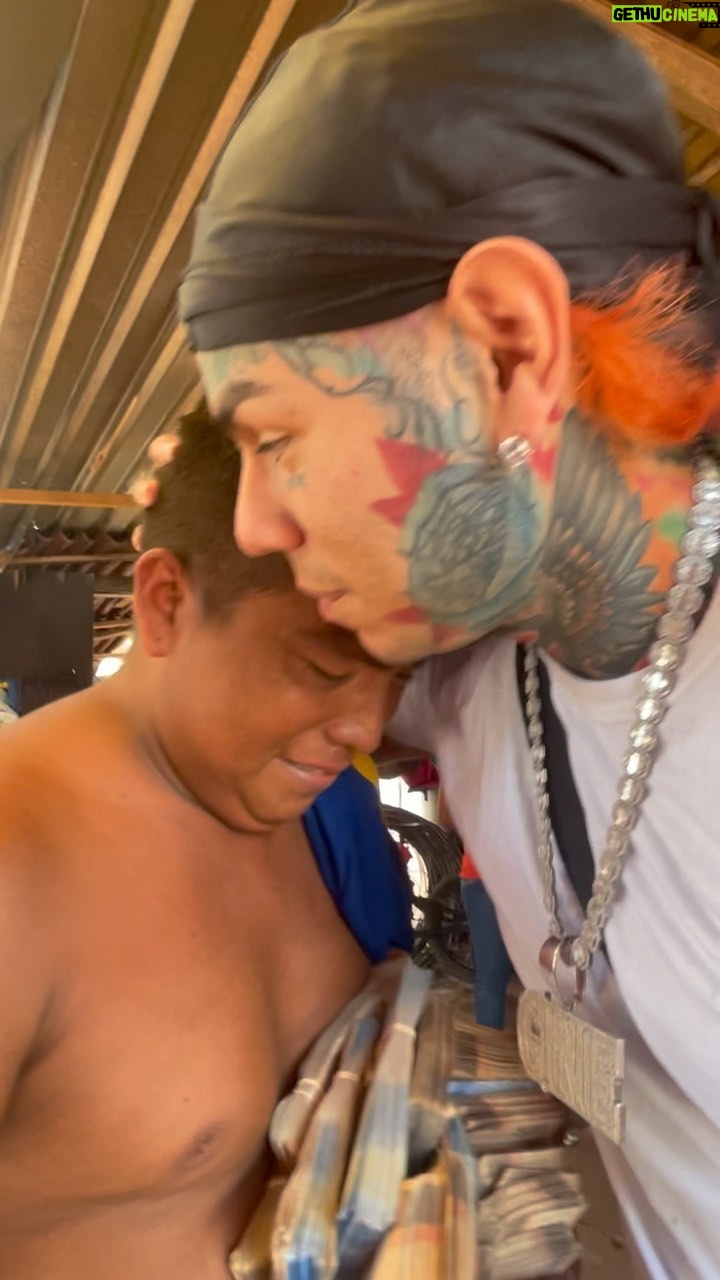 6ix9ine - 2.5 Million Likes - I GAVE A FAMILY 1,000,000 dollars ... this family didn’t have water or electricity...... remember yesterday I told you guys every week I will try to give away 50,000 to someone random ... This is GINÈ GINÈ 🌈🌈 AND WE GONNA STAND ON THAT ‼️JOIN OUR TWITCH GIVING AWAY 20,000 EVERY WEEK LINK IN MY STORY ‼️