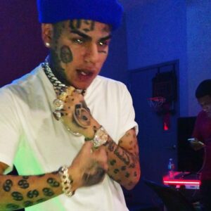 6ix9ine Instagram - ITS TIME FOR THAT 9 FOR 9 🔥🔥🔥🔥🔥🔥🔥 NO ENGLISH ON THIS ONE 🚫🚫🚫 ANOTHER ONE FOR THE BILLBOARD @anuel_2blea 💜❤️🧡💛💚💙 PEGAMOSSSS‼️‼️‼️ 😂😂 BABYYYYY