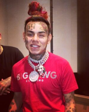 6ix9ine Instagram - My 6 one this year 😂 I’m at the top of the INDUSTRY and I started telling everyone suck my dick they tried to Black ball me and FAILED 😂😂😂😂😂😂
@artisthbtl @fettywap1738 I LOVE YOU GUYS ❤️🧡💛💚💙💜