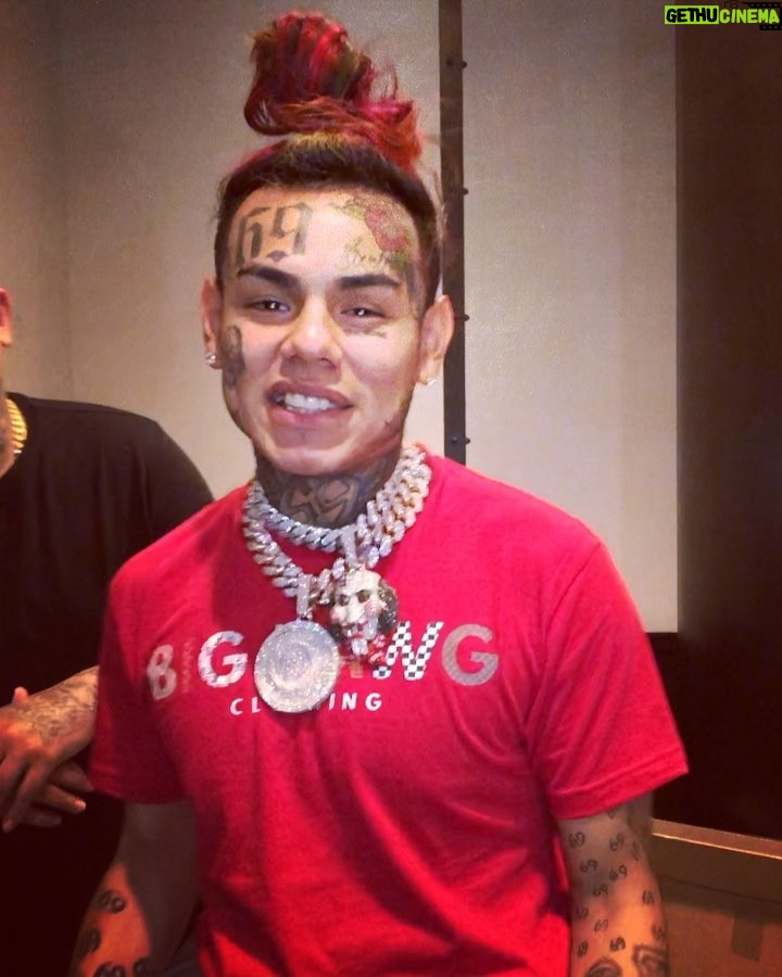 6ix9ine Instagram - My 6 one this year 😂 I’m at the top of the INDUSTRY and I started telling everyone suck my dick they tried to Black ball me and FAILED 😂😂😂😂😂😂 @artisthbtl @fettywap1738 I LOVE YOU GUYS ❤️🧡💛💚💙💜 Manhattan, New York