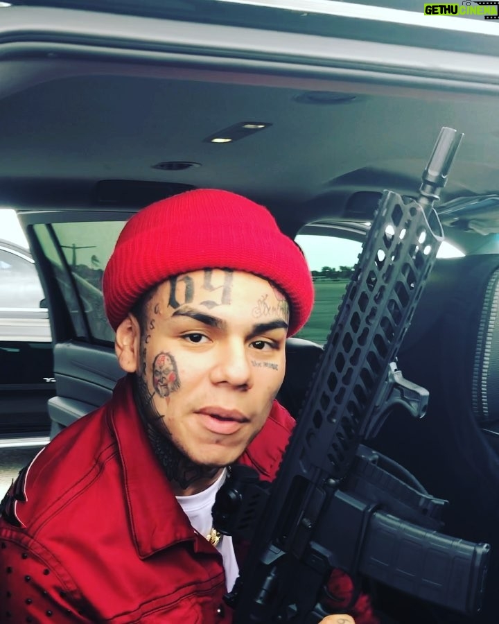6ix9ine - 1.5 Million Likes - MIAMI IM HERE ‼️🌈🦄💧