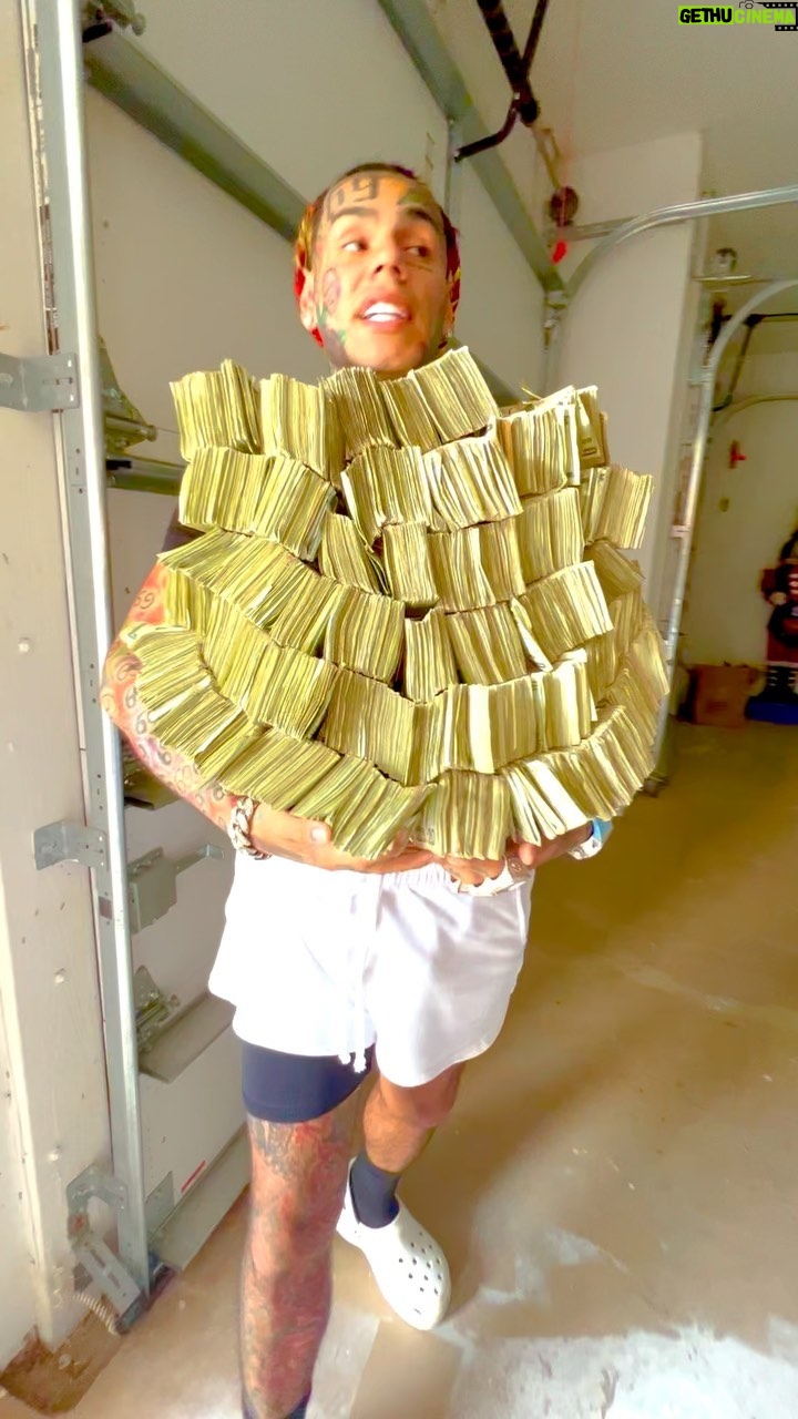 6ix9ine - 1.6 Million Likes - THE REAL KING OF NEW YORK ‼️ IM BACK ‼️ ASK THEM POST THERE HOUSE THEY CARS THEY BANK ACCOUNT 🤣😭😭 YOU DONT LIVE LIKE THIS I OWN EVERYTHING YOU GUYS LEASE‼️ I TOOK OFF RAP 2 YEARS‼️ I COULD DO THAT YALL CANT‼️ THE REAL KING OF NEW YORK‼️Tomorrow GINÈ MUSIC VIDEO 3PM EASTERN ‼️‼️