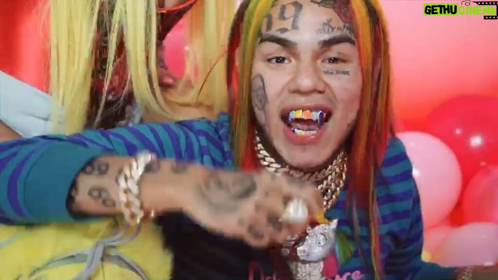 6ix9ine Instagram - WHOS HOTTER THEN ME⁉️⁉️⁉️FEFE VIDEO IS NOW ON ALLLLLL STREAMING PLATFORMS #1 on iTunes ‼️‼️ 5 days 53,000,000 views 🦄🌈🦄🌈 IM 8 for 8 John F. Kennedy International Airport