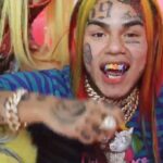 6ix9ine Instagram - WHOS HOTTER THEN ME⁉️⁉️⁉️FEFE VIDEO IS NOW ON ALLLLLL STREAMING PLATFORMS #1 on iTunes ‼️‼️ 5 days 53,000,000 views 🦄🌈🦄🌈 IM 8 for 8 John F. Kennedy International Airport