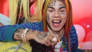 6ix9ine Instagram - WHOS HOTTER THEN ME⁉️⁉️⁉️FEFE VIDEO IS NOW ON ALLLLLL STREAMING PLATFORMS #1 on iTunes ‼️‼️ 5 days 53,000,000 views 🦄🌈🦄🌈 IM 8 for 8