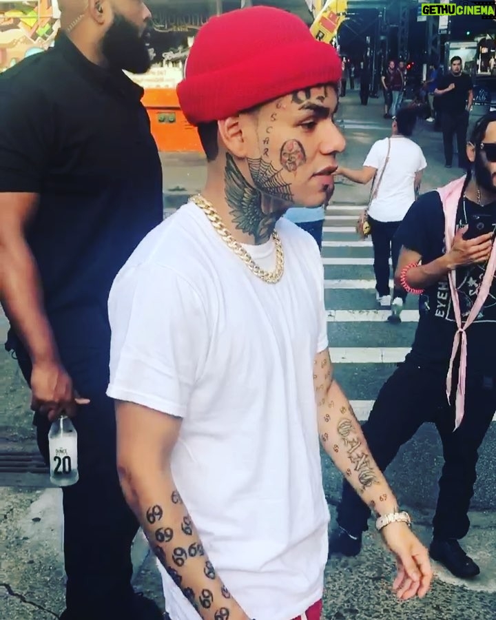6ix9ine - 1.7 Million Likes - After getting punched in the face 1,000,000 times Tekashi69 still a whole bum out here.