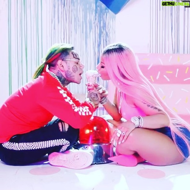 6ix9ine Instagram - 3,000,000 VIEWS ON IN 3 HOURS 🦄💜🌈💞💞 THATS WHAT YOU CALL A FUCKING HIT ‼️ BREAKING THE INTERNET @nickiminaj WE ARE NUMBER 3 already on APPLE MUSIC 🎵I THINK IM 8 for 8 ON BILLBOARD 🦄🌈🦄🌈🌈🦄🦄 New York, New York