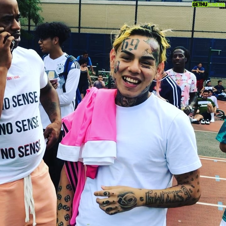 6ix9ine Instagram - STARTED A SOCCER LEAGUE STRAIGHT OUT OF JAIL 😤 69 FOR THE COMMUNITY 🖤❤️🧡💛💜💚💙 Brooklyn, New York