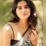 Aadhirai Soundarajan Instagram – 🖤

Saree : @thenmozhidesigns 
MUA : @hairtales.by.punithavathy 
Photography : @sat_narain @shotsbyuv 

#aadhiraisoundararajan #saree #sareelove #sareelover #sareefashion #cute #girl #smile #love #fashionmodel #fashionblogger #actor #actorslife #fashionphotography #sareelook #jessi #jessie #outfit #outfitoftheday #officewear Chennai, India