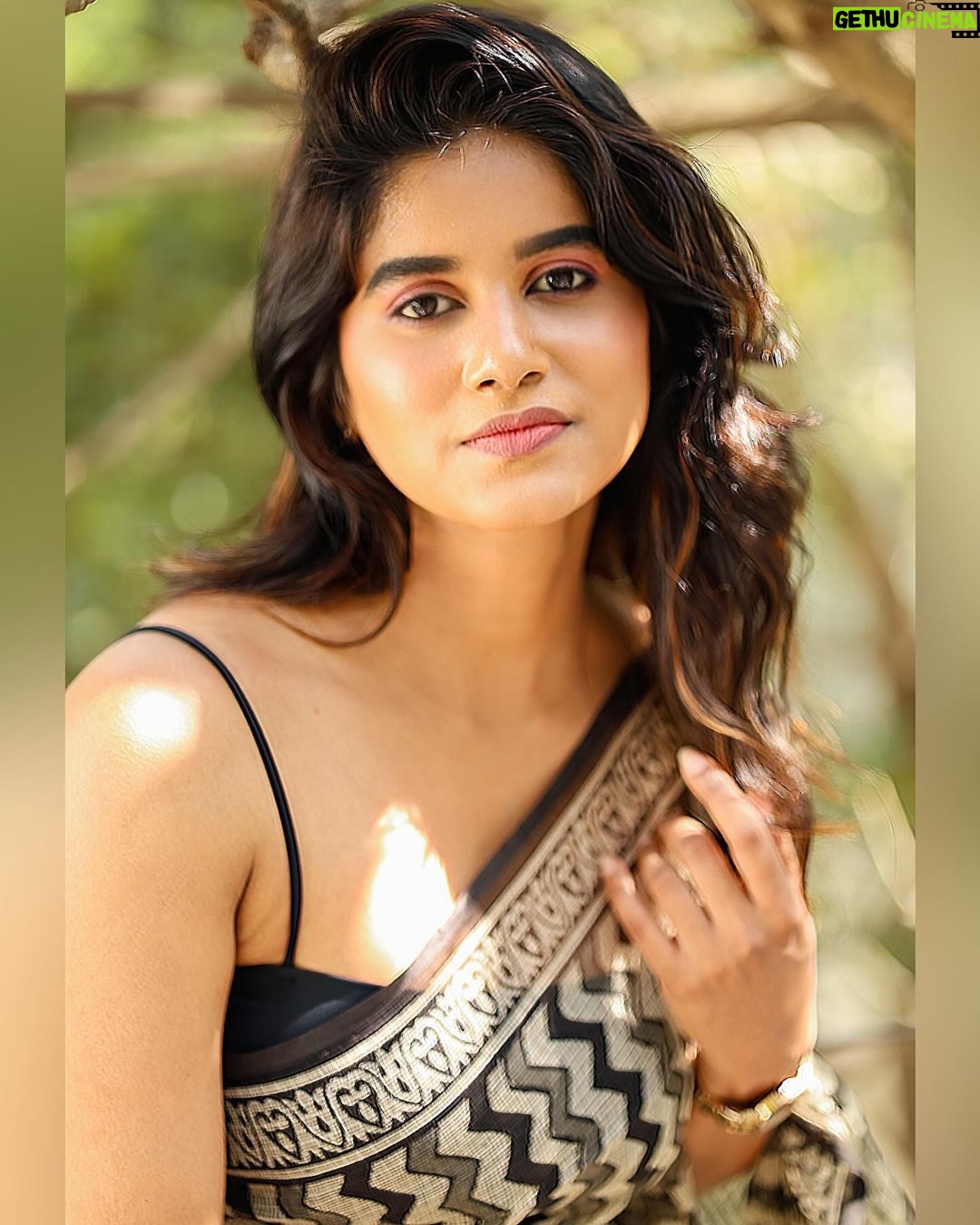 Aadhirai Soundarajan Instagram - π€ Saree : @thenmozhidesigns MUA : @hairtales.by.punithavathy Photography : @sat_narain @shotsbyuv #aadhiraisoundararajan #saree #sareelove #sareelover #sareefashion #cute #girl #smile #love #fashionmodel #fashionblogger #actor #actorslife #fashionphotography #sareelook #jessi #jessie #outfit #outfitoftheday #officewear Chennai, India