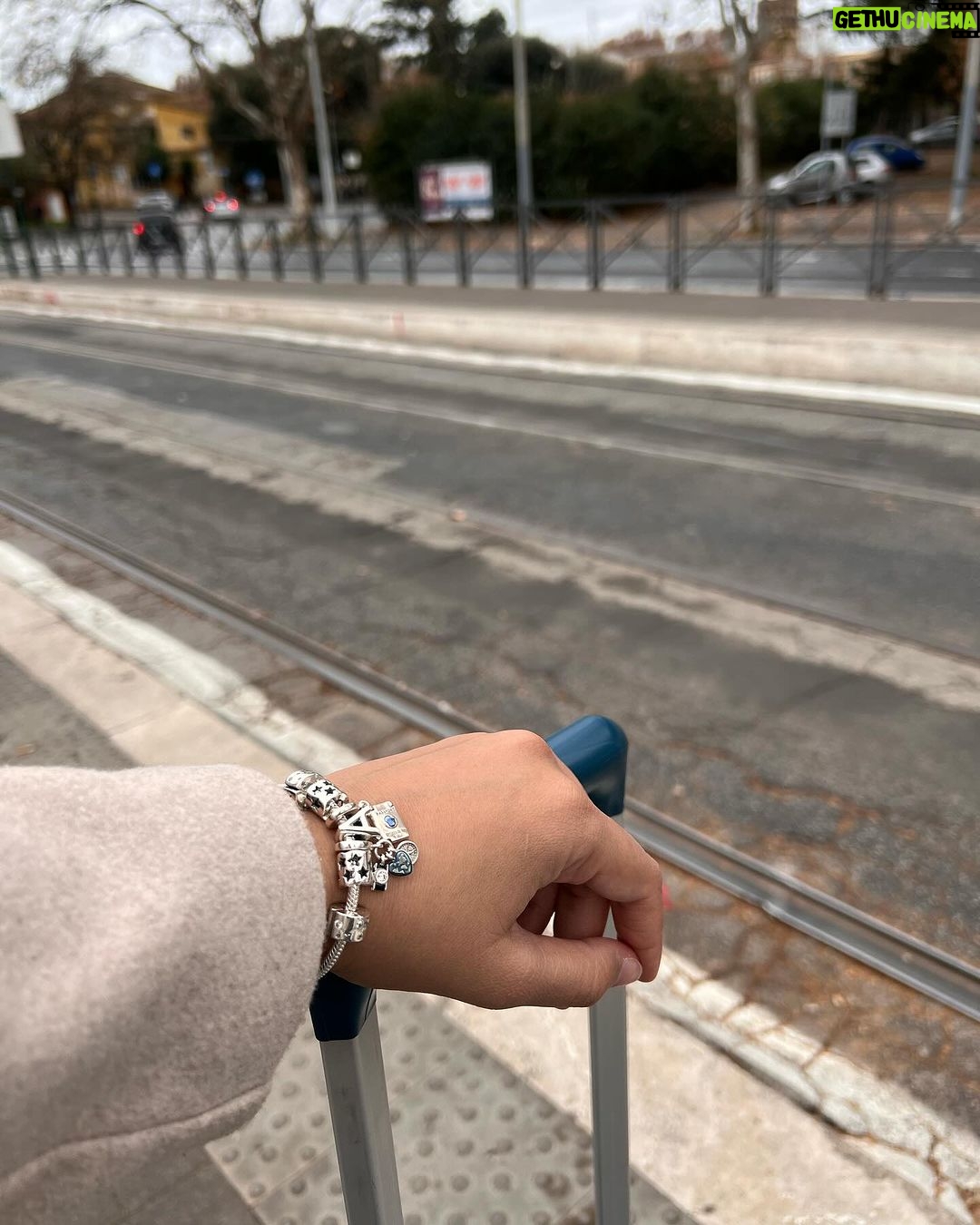 Aakanksha Singh Instagram - Get set go 🌍🧳