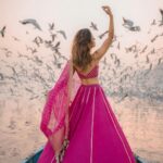 Aakriti Rana Instagram – Before you ask, lag rahi thi thand mujhe 🤣
But fashun is important 

📍Yamuna Ghat, Delhi 
Have you ever been here, visit before all the birds leave. The sunrise here is absolutely breathtaking with thousands of birds flying around. P.s they feed them namkeen there to fly around the boat 🙊 Jitna bada namkeen ka packet, utne zyada birds around your boat. 

Outfit : @kalkifashion 
📸. @shivam.vashisht @shivamphotoworks 

#aakritirana #yamunaghat #yamunaghatdelhi #sunrise #collab #photography #fashion #lehenga #indianwear #travelblogger #sunrisephotography #dreamy #delhi