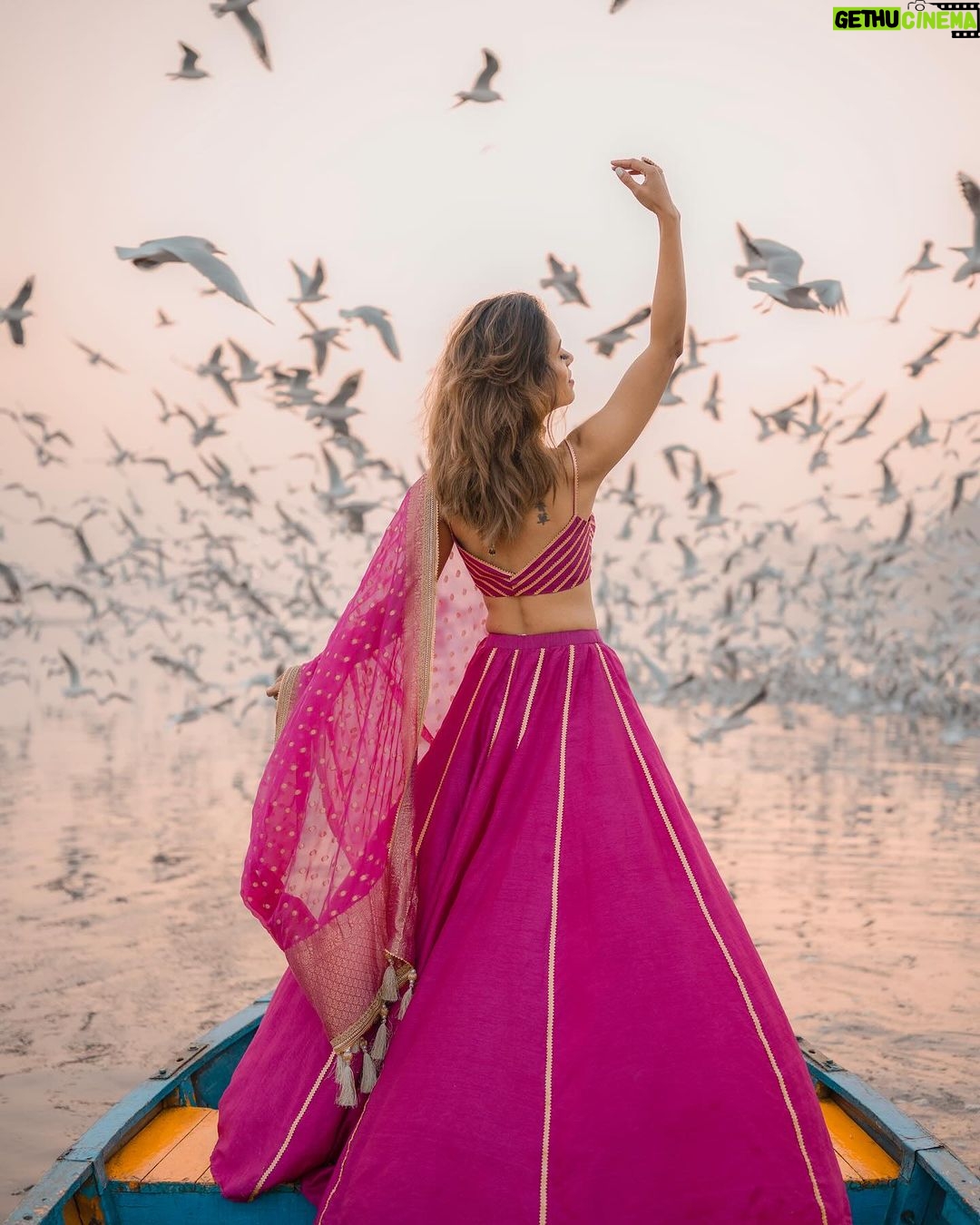 Aakriti Rana Instagram - Before you ask, lag rahi thi thand mujhe 🤣 But fashun is important 📍Yamuna Ghat, Delhi Have you ever been here, visit before all the birds leave. The sunrise here is absolutely breathtaking with thousands of birds flying around. P.s they feed them namkeen there to fly around the boat 🙊 Jitna bada namkeen ka packet, utne zyada birds around your boat. Outfit : @kalkifashion 📸. @shivam.vashisht @shivamphotoworks #aakritirana #yamunaghat #yamunaghatdelhi #sunrise #collab #photography #fashion #lehenga #indianwear #travelblogger #sunrisephotography #dreamy #delhi