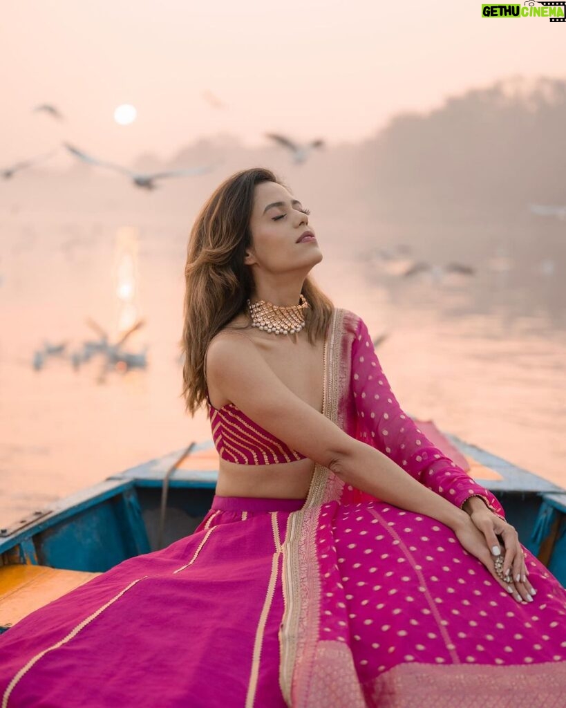 Aakriti Rana Instagram - Before you ask, lag rahi thi thand mujhe 🤣 But fashun is important 📍Yamuna Ghat, Delhi Have you ever been here, visit before all the birds leave. The sunrise here is absolutely breathtaking with thousands of birds flying around. P.s they feed them namkeen there to fly around the boat 🙊 Jitna bada namkeen ka packet, utne zyada birds around your boat. Outfit : @kalkifashion 📸. @shivam.vashisht @shivamphotoworks #aakritirana #yamunaghat #yamunaghatdelhi #sunrise #collab #photography #fashion #lehenga #indianwear #travelblogger #sunrisephotography #dreamy #delhi