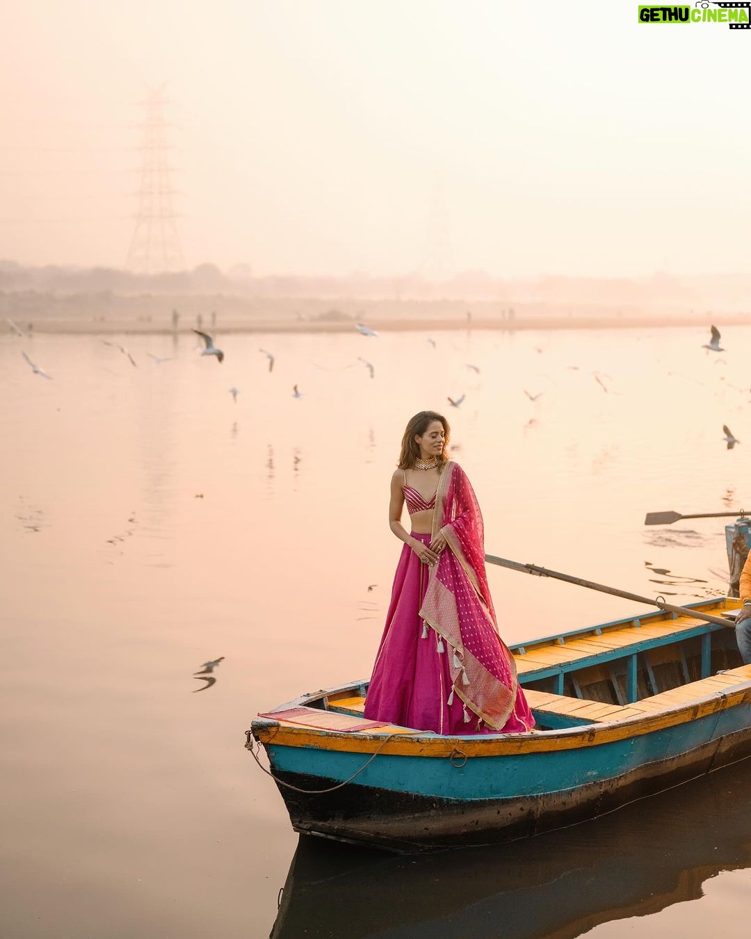 Aakriti Rana Instagram - Before you ask, lag rahi thi thand mujhe 🤣 But fashun is important 📍Yamuna Ghat, Delhi Have you ever been here, visit before all the birds leave. The sunrise here is absolutely breathtaking with thousands of birds flying around. P.s they feed them namkeen there to fly around the boat 🙊 Jitna bada namkeen ka packet, utne zyada birds around your boat. Outfit : @kalkifashion 📸. @shivam.vashisht @shivamphotoworks #aakritirana #yamunaghat #yamunaghatdelhi #sunrise #collab #photography #fashion #lehenga #indianwear #travelblogger #sunrisephotography #dreamy #delhi