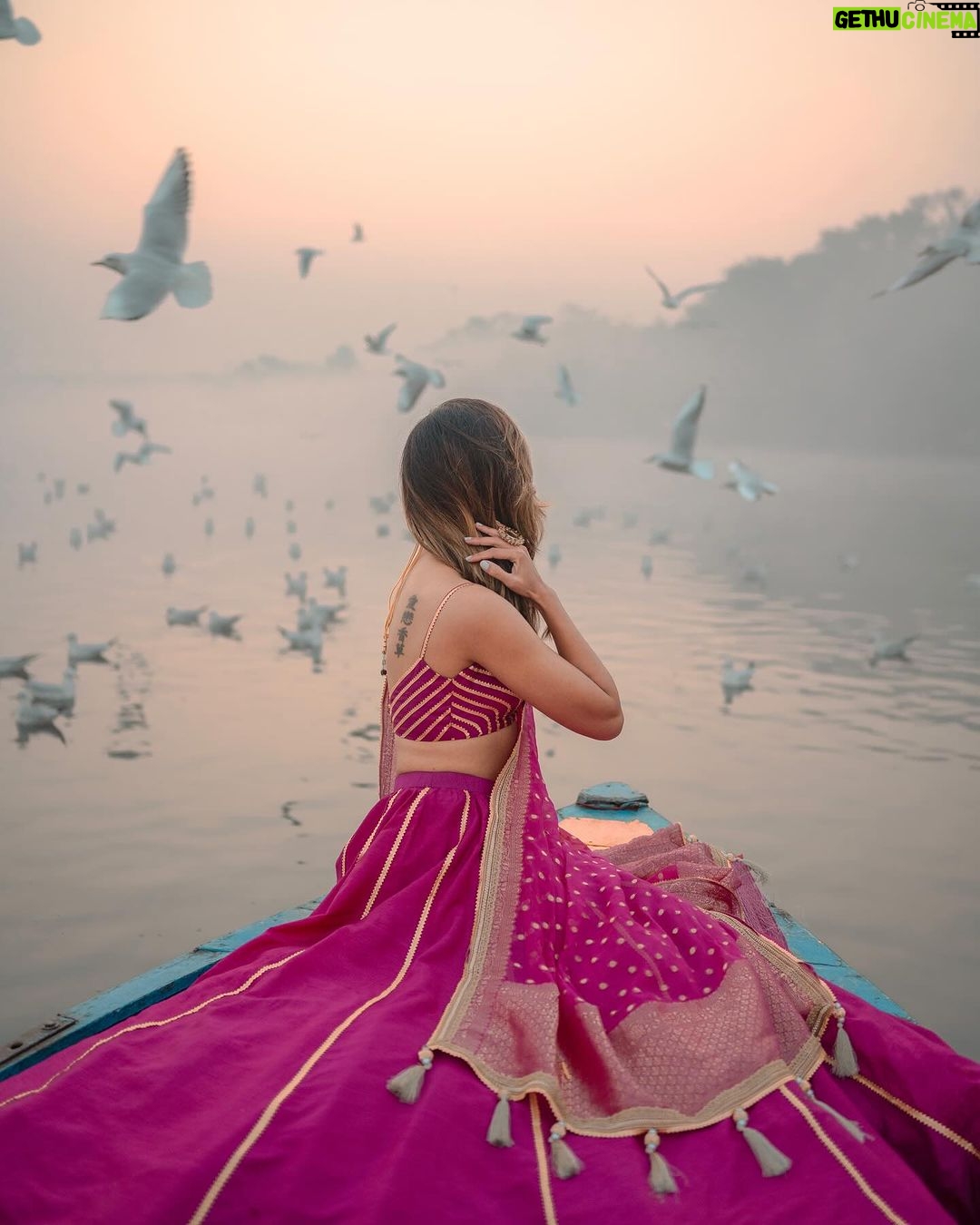 Aakriti Rana Instagram - Before you ask, lag rahi thi thand mujhe 🤣 But fashun is important 📍Yamuna Ghat, Delhi Have you ever been here, visit before all the birds leave. The sunrise here is absolutely breathtaking with thousands of birds flying around. P.s they feed them namkeen there to fly around the boat 🙊 Jitna bada namkeen ka packet, utne zyada birds around your boat. Outfit : @kalkifashion 📸. @shivam.vashisht @shivamphotoworks #aakritirana #yamunaghat #yamunaghatdelhi #sunrise #collab #photography #fashion #lehenga #indianwear #travelblogger #sunrisephotography #dreamy #delhi