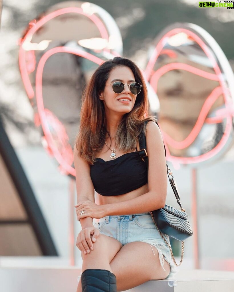 Aakriti Rana Instagram - Living for the soundwaves with @Rayban at Magnetic Fields. Unforgettable weekend with the best in the music scene at the desert through my Ray-Ban lens! (Ad) @RayBan #rayban #raybanreverse Magnetic Fields Festival