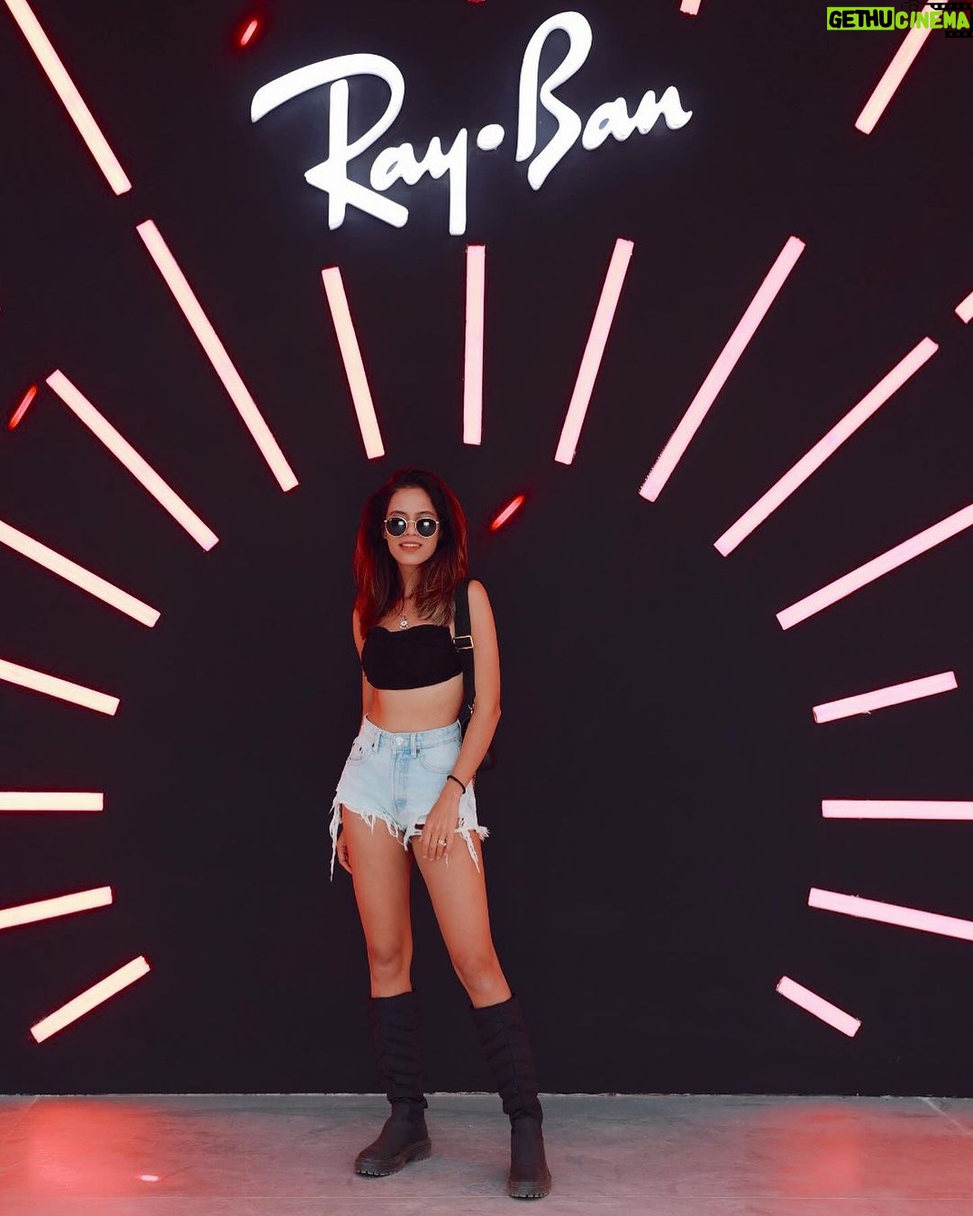 Aakriti Rana Instagram - Living for the soundwaves with @Rayban at Magnetic Fields. Unforgettable weekend with the best in the music scene at the desert through my Ray-Ban lens! (Ad) @RayBan #rayban #raybanreverse Magnetic Fields Festival