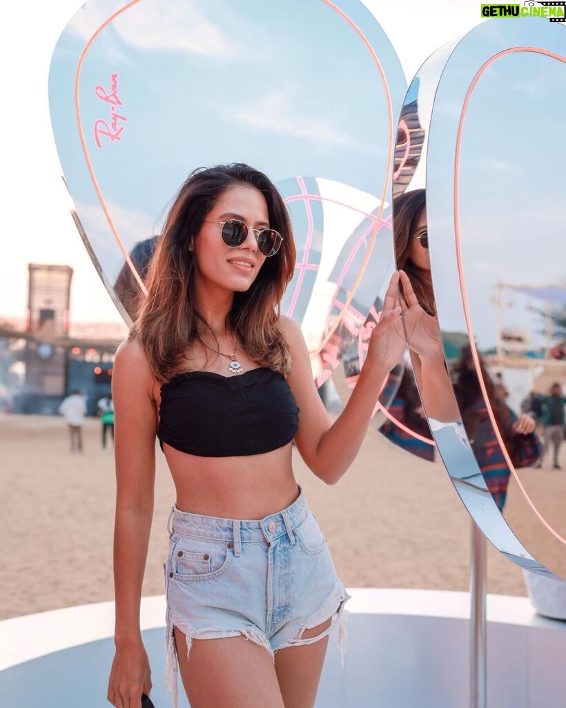 Aakriti Rana Instagram - Living for the soundwaves with @Rayban at Magnetic Fields. Unforgettable weekend with the best in the music scene at the desert through my Ray-Ban lens! (Ad) @RayBan #rayban #raybanreverse Magnetic Fields Festival