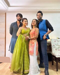 Aalisha Panwar Instagram - Thode thode se meethe hain .., thode thode se khatte hain .. ., 🤷‍♀️🤷‍♂️😅✌️🫶 #latepost #postdiwalicelebration #ethnictheme