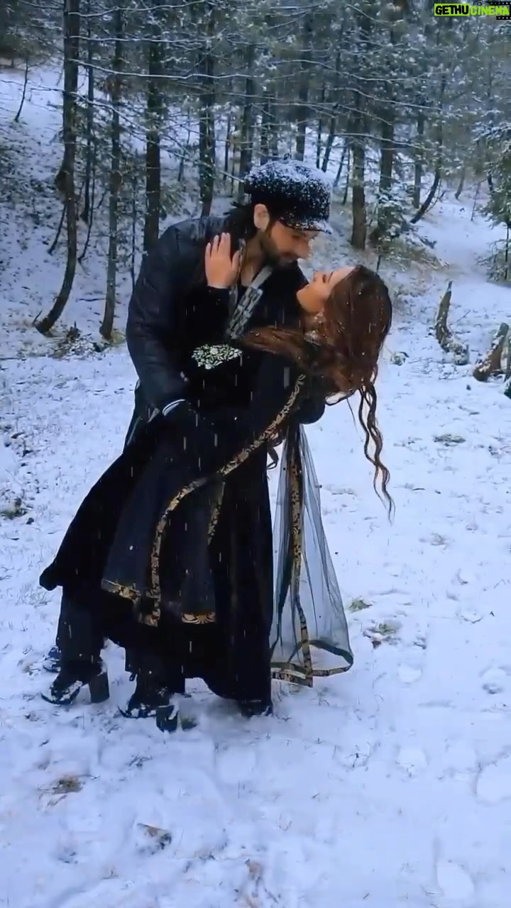 Aalisha Panwar Instagram - बर्फ़ की सफेद चादर ओढ़े जन्नत लगता है, बर्फ़ में मेरा शहर कितना ख़ूबसूरत लगता है। برف کی سفید چادر اوڑھے جنت لگتا ہے، برف میں میرا شہر کتنا خوبصورت لگتا ہے !! Repost : @vineetraina_world 🩵