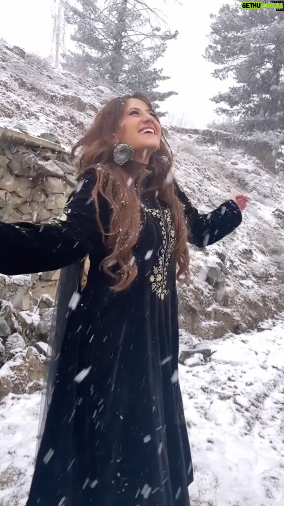 Aalisha Panwar Instagram - जन्नत ।। 🏔️🌨️❄️ First snow is like first LoVe.. ., #Kashmir #firstsnow #throwback #saturdaymood #love