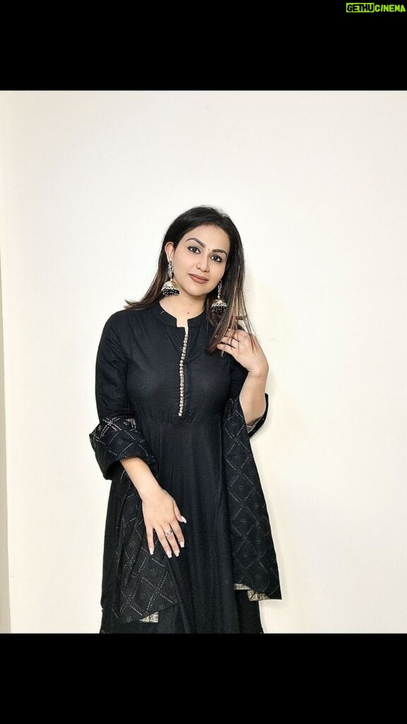 Aanchal Khurana Instagram - GRWM for chai pe charcha with your ladka 🖤🧿 Comment for the link of the outfit 🫶🏻 . . . . . . #grwm #indianoutfit #anarkalisuits #outfitoftheday #explore #explorepage #delhi #newdelhi #india #bindi #blackoutfit #black #aanchalkhurana #balh2