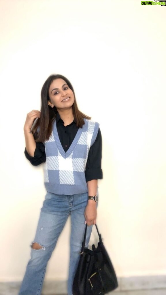 Aanchal Khurana Instagram - Styling Dad’s shirt with Beautiful Blue Checked Sweater from @myntra @street9com . . . . . . . #fashion #haul #autamn #fashioninspo #delhi #aanchalkhurana #outfitoftheday #myntra #winteroutfit #delhi #haulfashion #grwm #fallfashion #explorepage #delhiwinter New Delhi