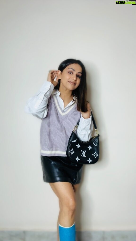 Aanchal Khurana Instagram - Try my H&M order with me @hm link in my story 1) Oxford shirt Rs.1,499 medium 2) Slit-hem mini skirt Rs.1,499 medium size . . . . . #hm #hnm #haul #fashion #fallfashion #grwm #delhiwinters #inspo #aanchalkhurana #hmhaul #outfitoftheday Punjabi Bagh