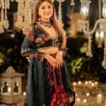 Aashna Shroff Instagram – Thode aur desi fits ho jaaye? ☺️✨

styled by @malvika_tater
shot by @mohitvaru
wearing @paulmiandharsh
jewellery @kushalsfashionjewellery
bag @ornatte.in
hair and makeup @banaddi_bridalmakeovers