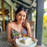Aashna Shroff Instagram – The most beautiful start to the year with impeccable food, yum picantes and the perfect sunset. Thank you for having us @salttkarjat ✨ Saltt Restaurant & Bar