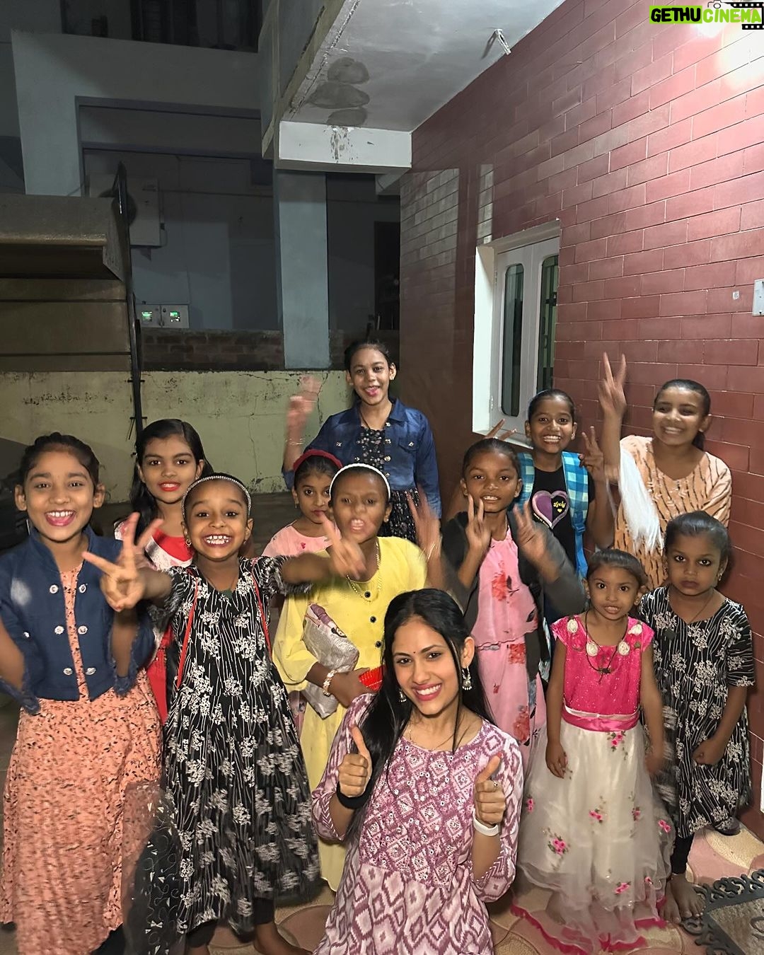 Aayushi Dholakia Instagram - No better way to start the year with smiles and sweet treats🥰🧁🌟 Hosted these bunch of girls to a mini Secret Santa filled with dancing, singing, gifts, joy and cakessss🫶🏻 PS. SWIPE TO WATCH THESE GIRLS TEACHING ME REEL DANCE🙈😋🕺 . . . . . . #actsofkindness #initiative #peoplehelpingpeople #communitybuilding #socialresponsibility