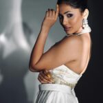 Aayushi Dholakia Instagram – Zoobi Doobi Zoobi Doobi⚡️
.
.
.
.
.
👗- @bhavanas_studio 
💄- @plumzstudio 
📸- @artofpixels_studio 

#weddingguestoutfit #indianoutfits #designeroutfits #ethniclook #ethniclove