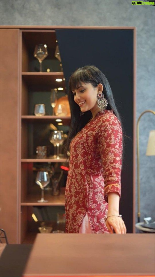Aayushi Dholakia - 1.5K Likes - Are you looking for a solution to your kitchen problems?
Exploring Kuche7's kitchens is like stepping into wonderland!
Stainless steel everything, and the magic is real.
Whether you're bored of your kitchen, or moving to a new home, Kuche7 kitchens are the best choice.
Every detail, every feature—it's the perfect kitchen solution.
#Kuche7 #Kuche7Kitchens #Kuche7Showroom #MyDreamKitchen #KitchenGoals #reels #furnitureshop #finefurniture #furniture #kitchenfurniture