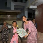 Aayushi Dholakia Instagram – No better way to start the year with smiles and sweet treats🥰🧁🌟
Hosted these bunch of girls to a mini Secret Santa filled with dancing, singing, gifts, joy and cakessss🫶🏻
PS. SWIPE TO WATCH THESE GIRLS TEACHING ME REEL DANCE🙈😋🕺 
.
.
.
.
.
.
#actsofkindness #initiative #peoplehelpingpeople #communitybuilding #socialresponsibility