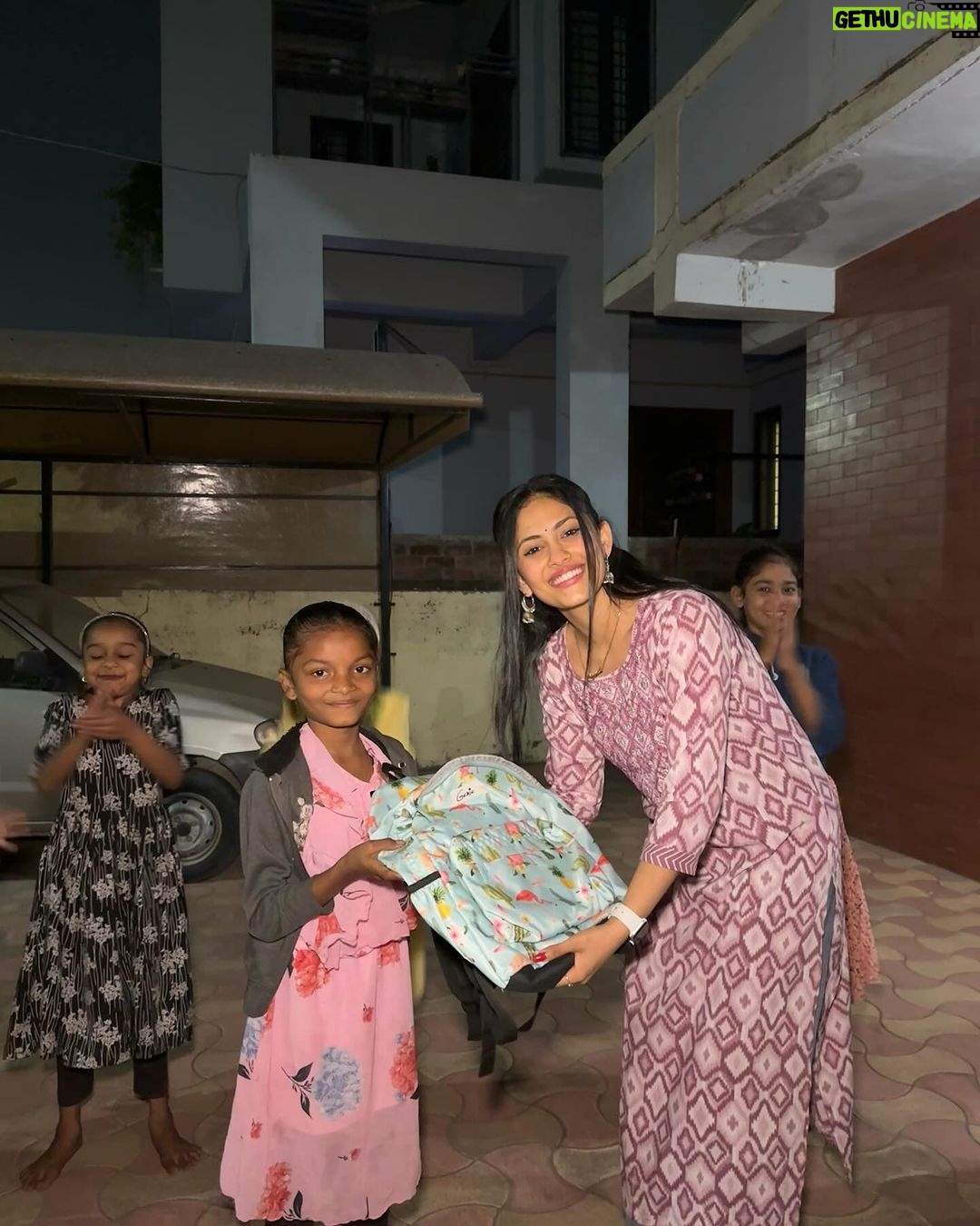 Aayushi Dholakia Instagram - No better way to start the year with smiles and sweet treats🥰🧁🌟 Hosted these bunch of girls to a mini Secret Santa filled with dancing, singing, gifts, joy and cakessss🫶🏻 PS. SWIPE TO WATCH THESE GIRLS TEACHING ME REEL DANCE🙈😋🕺 . . . . . . #actsofkindness #initiative #peoplehelpingpeople #communitybuilding #socialresponsibility