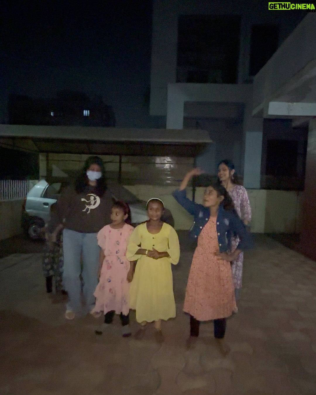 Aayushi Dholakia Instagram - No better way to start the year with smiles and sweet treats🥰🧁🌟 Hosted these bunch of girls to a mini Secret Santa filled with dancing, singing, gifts, joy and cakessss🫶🏻 PS. SWIPE TO WATCH THESE GIRLS TEACHING ME REEL DANCE🙈😋🕺 . . . . . . #actsofkindness #initiative #peoplehelpingpeople #communitybuilding #socialresponsibility