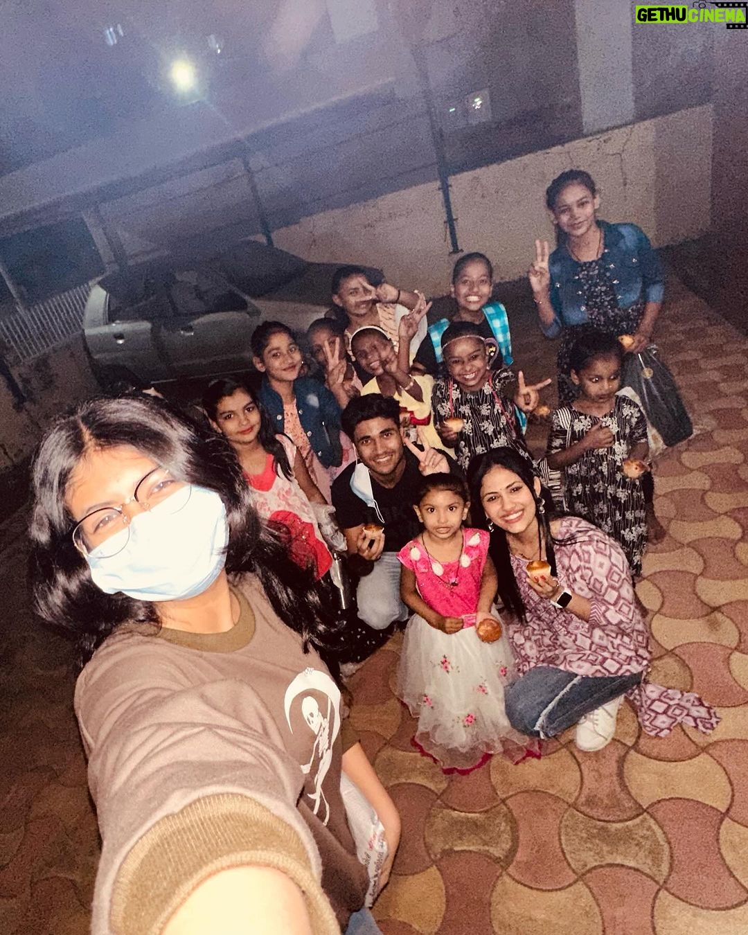 Aayushi Dholakia Instagram - No better way to start the year with smiles and sweet treats🥰🧁🌟 Hosted these bunch of girls to a mini Secret Santa filled with dancing, singing, gifts, joy and cakessss🫶🏻 PS. SWIPE TO WATCH THESE GIRLS TEACHING ME REEL DANCE🙈😋🕺 . . . . . . #actsofkindness #initiative #peoplehelpingpeople #communitybuilding #socialresponsibility