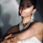 Aayushi Dholakia Instagram – Zoobi Doobi Zoobi Doobi⚡️
.
.
.
.
.
👗- @bhavanas_studio 
💄- @plumzstudio 
📸- @artofpixels_studio 

#weddingguestoutfit #indianoutfits #designeroutfits #ethniclook #ethniclove