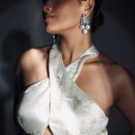 Aayushi Dholakia Instagram – Zoobi Doobi Zoobi Doobi⚡️
.
.
.
.
.
👗- @bhavanas_studio 
💄- @plumzstudio 
📸- @artofpixels_studio 

#weddingguestoutfit #indianoutfits #designeroutfits #ethniclook #ethniclove