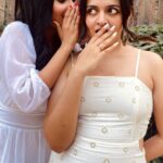 Aayushi Dholakia Instagram – tag your bestiiieeee💗👯‍♀️
.
.
.
.
.
w/ @itsmerushi_25 
#reels #bestfriendsgoals #posingideas #photoideas #friendshipgoal #friendshiplove