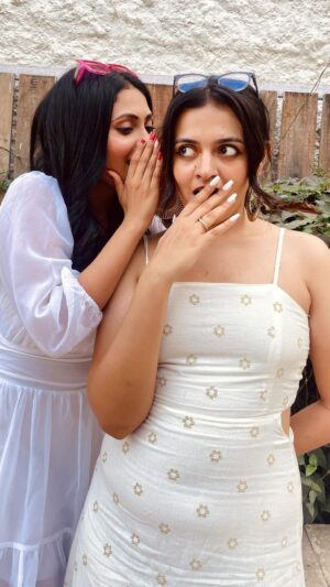 Aayushi Dholakia Instagram - tag your bestiiieeee💗👯‍♀️
.
.
.
.
.
w/ @itsmerushi_25 
#reels #bestfriendsgoals #posingideas #photoideas #friendshipgoal #friendshiplove