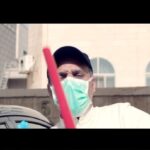 Abdel Aziz El Sayegh Instagram - تذكرون العصا الحمرا .. الحييييين وقتها عندي ٤٠واحد من ربعي حاريني.. عليهم غشمره باااااايخه ومو قد كلمتهم ... كنا بنسوي مسرحيه كوميديه سياسيه كانو معاي وفجأه اختارو مخرج ثاني وراحو معاه بمسرحيه كوميدية ثانيه ... ودي ودي ودي اكسرها على ظهورهم بس ماقدر للاسف عندهم 🦄🐥😉 بس والله والله والله كفو عليه اللي كسر كلمتهم وخذاهم بالمسرحيه مالته ارادة ربع 😬 اهيع بيتكم تفهم مشكلتك 😬